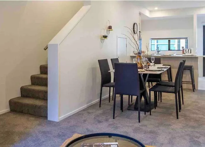 4 Minutes Walk To Riverside Market!4Bed 4 Bath