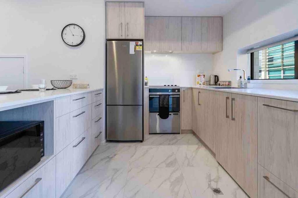 Apartment 4 Minutes Walk To Riverside Market!4bed 4 Bath