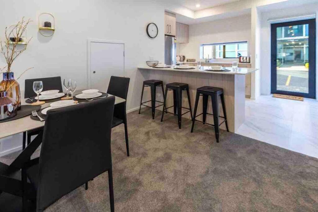 4 Minutes Walk To Riverside Market!4bed 4 Bath Christchurch