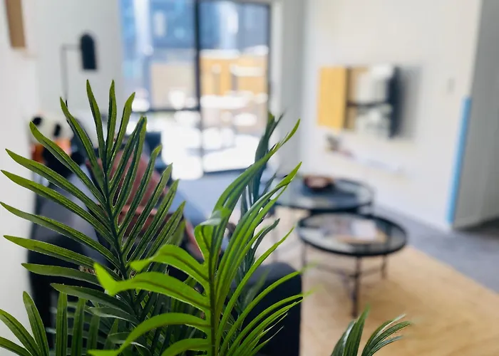 4 Minutes Walk To Riverside Market!4Bed 4 Bath