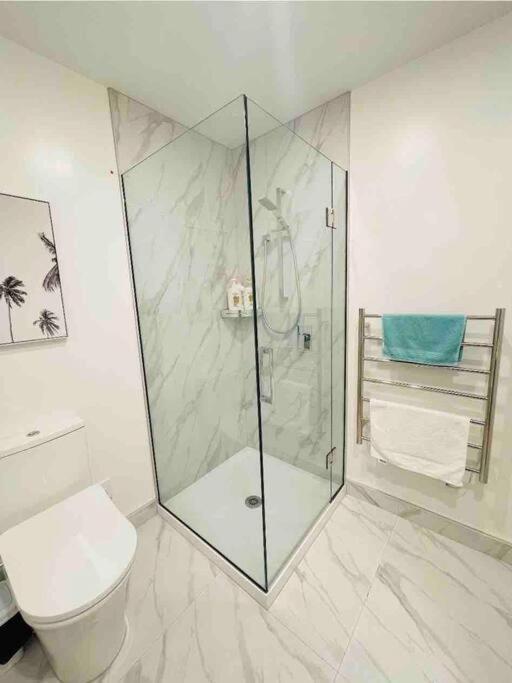 4 Minutes Walk To Riverside Market!4bed 4 Bath *