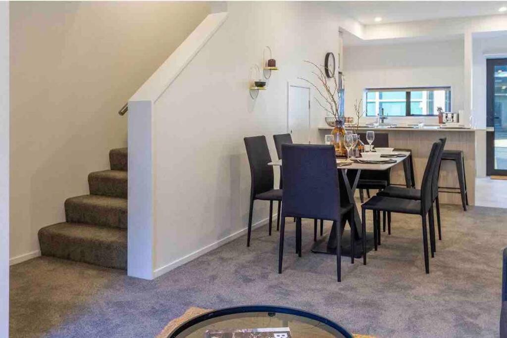 4 Minutes Walk To Riverside Market!4bed 4 Bath * Christchurch