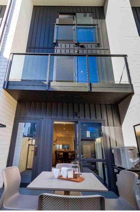 4 Minutes Walk To Riverside Market!4bed 4 Bath * Christchurch