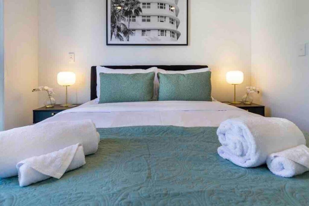 Apartment 4 Minutes Walk To Riverside Market!4bed 4 Bath *
