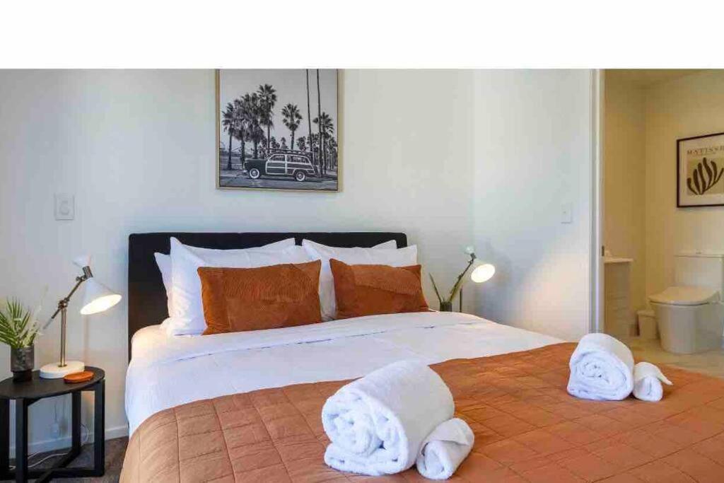 4 Minutes Walk To Riverside Market!4bed 4 Bath * Christchurch
