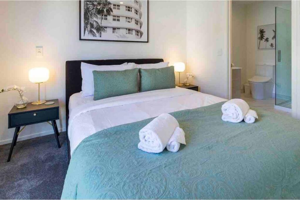 4 Minutes Walk To Riverside Market!4bed 4 Bath * Christchurch